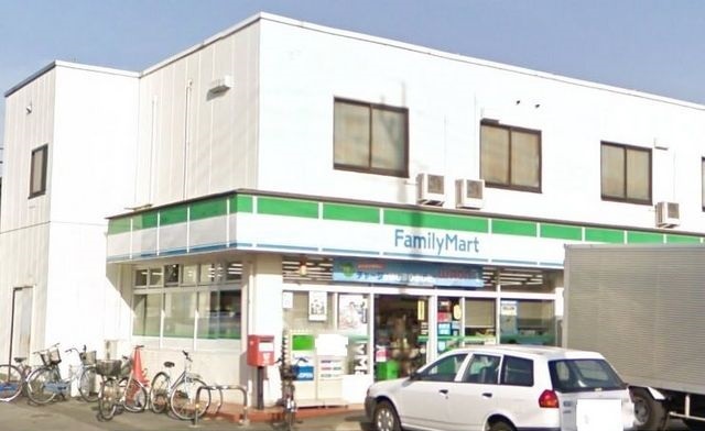 コンビニ　ファミリーマート（コンビニ）まで700m