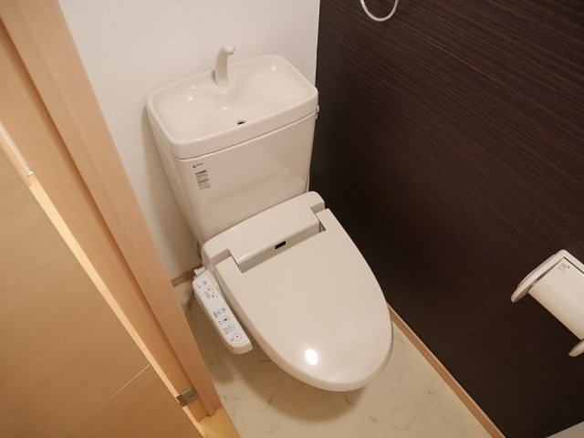 トイレ　落ち着いた色調のトイレです