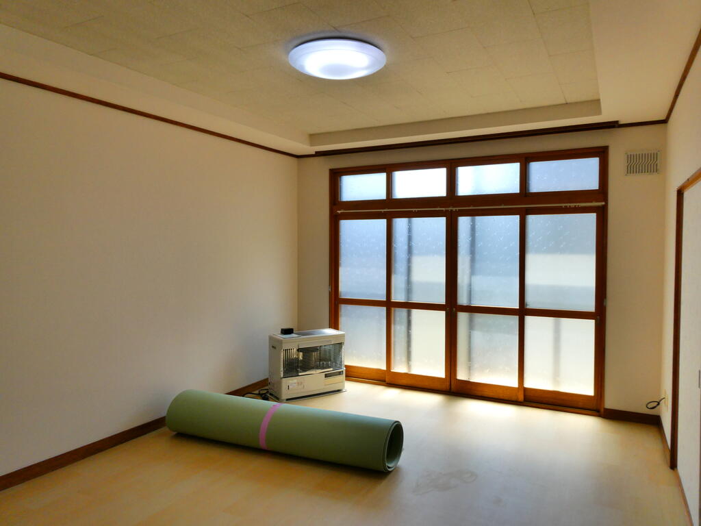 西旭岡町1丁目22番戸建の居間写真