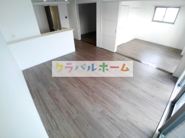 地下鉄御堂筋線 新大阪駅 徒歩20分 12階建 築8年の居間写真