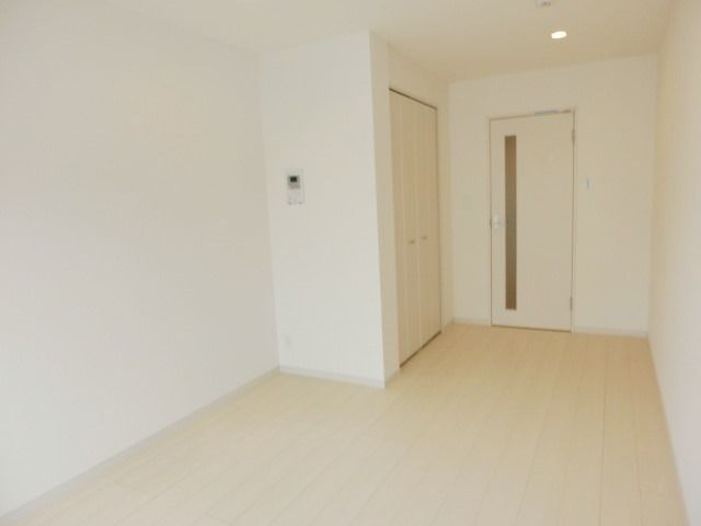 居室・リビング　白基調の明るい居室