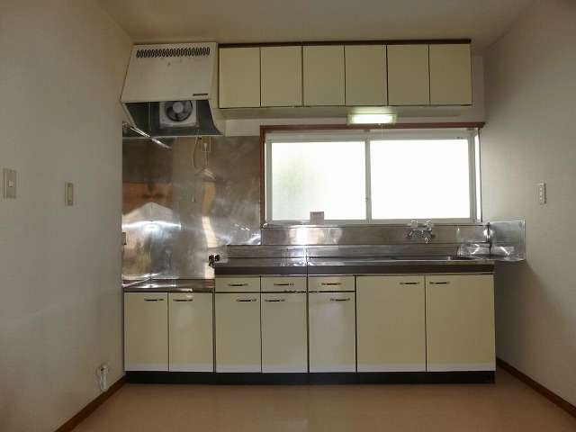 キッチン　※写真は101号室です。(参考)