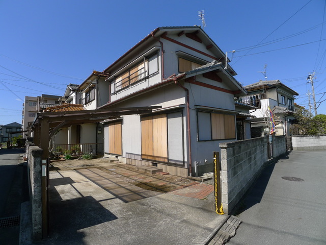 平岡町新在家貸家の外観写真