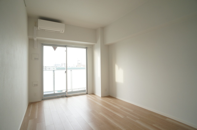 居室・リビング　白を基調とした室内でお部屋を明るく演出してくれます！