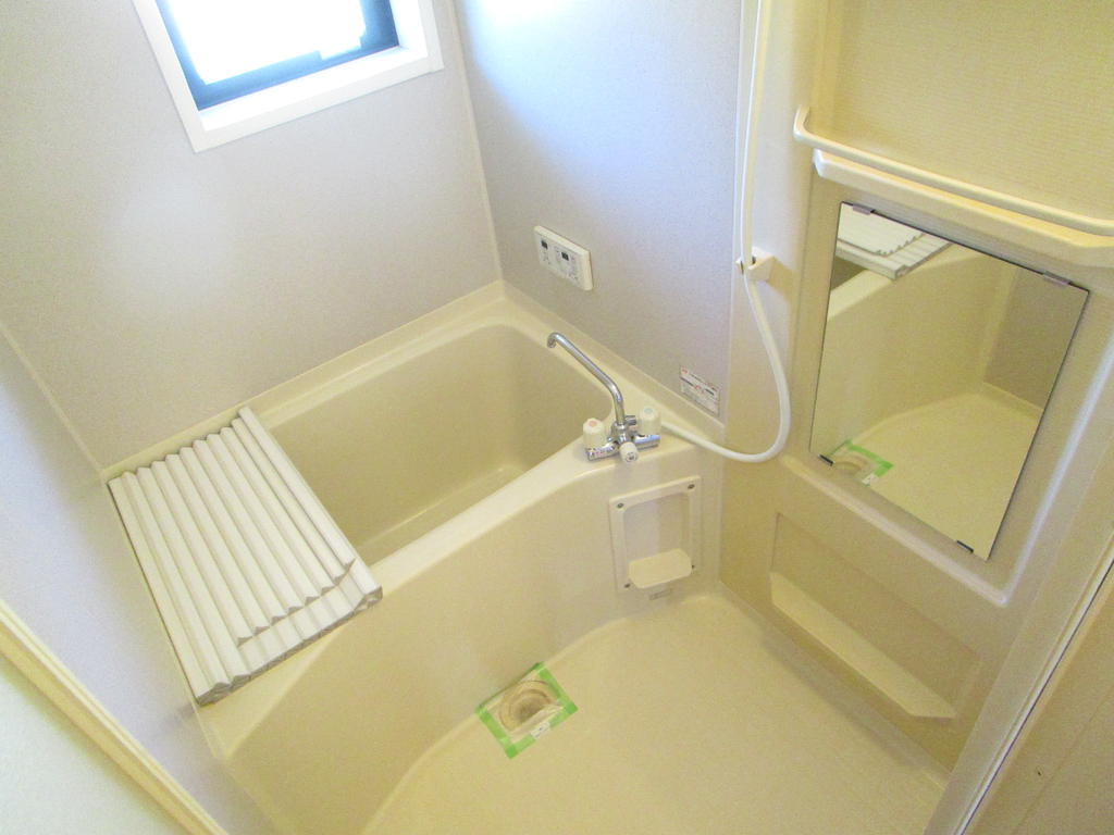 バス・シャワールーム　お風呂にも窓があるので、換気・採光に良い追い焚き付です♪