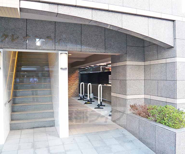 【京都市上京区十四軒町のマンションのエントランス】