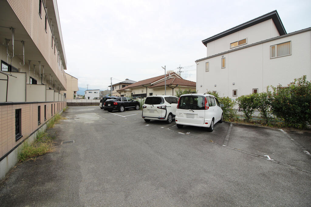 【カレッジ春日居の駐車場】