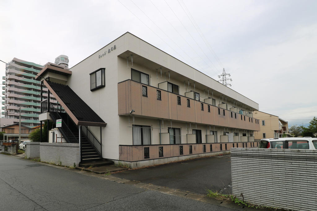 カレッジ春日居の建物外観