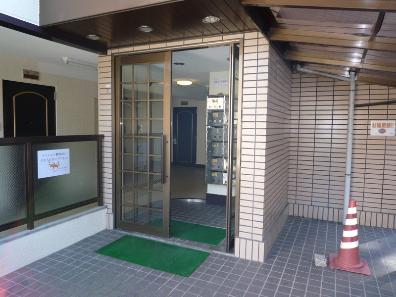 地下鉄烏丸線 北大路駅 バス乗車時間：16分 最寄りバス停で下車 徒歩5分 3階建 築38年の外観写真