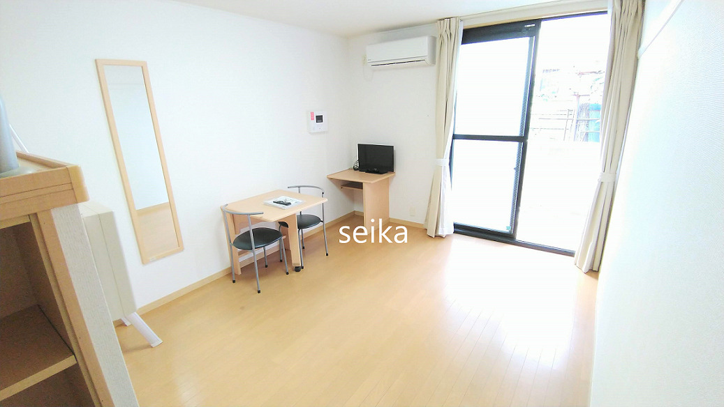 居室・リビング　１階はフローリング、２階はカーペット