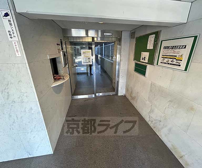 【京都市下京区上若宮町のマンションのエントランス】