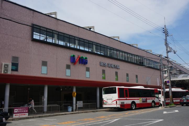 中学校　高槻市立第八中学校（中学校）まで688m