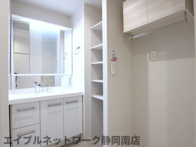 洗面設備　明るい洗面所です