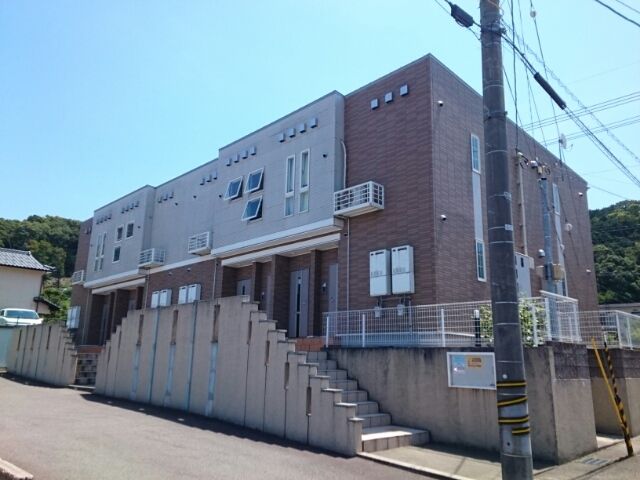 吉田郡永平寺町松岡神明のアパートの建物外観