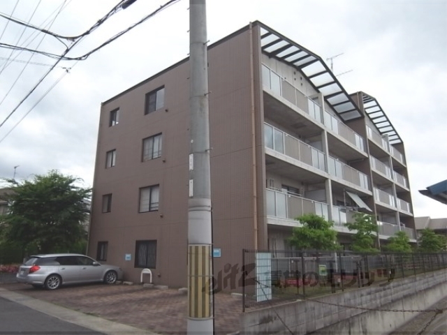 京都市西京区松室荒堀町のマンションの建物外観