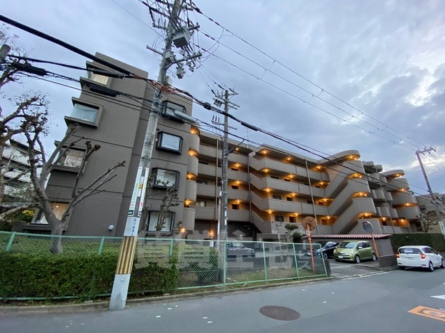 吹田市千里山高塚のマンションの建物外観