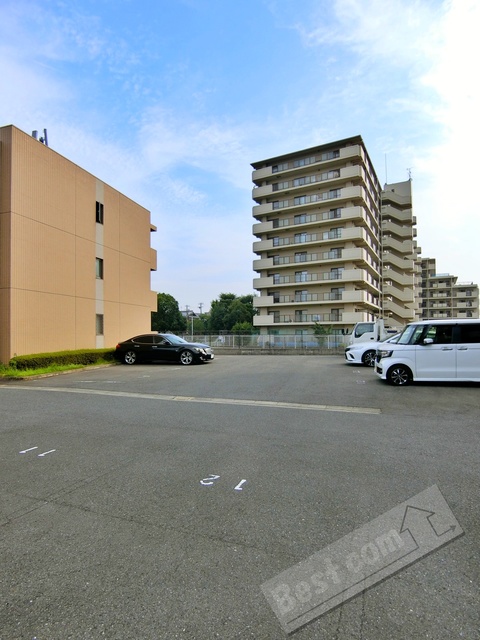 【岸和田市加守町のマンションの駐車場】