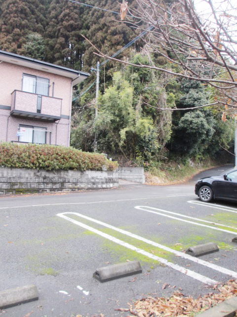 【日置市伊集院町徳重のアパートの駐車場】