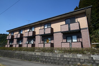 【日置市伊集院町徳重のアパートの建物外観】