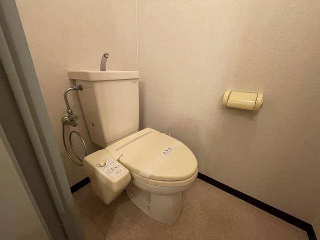 トイレ　シャワー付きトイレです。