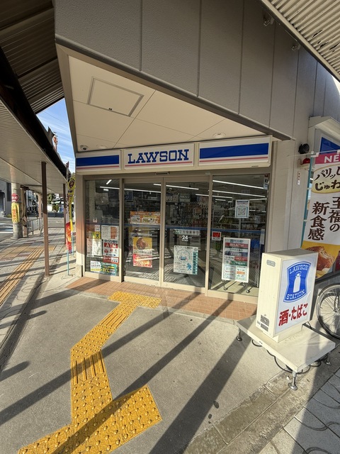 コンビニ　ローソン阪急箕面駅前店（コンビニ）まで155m