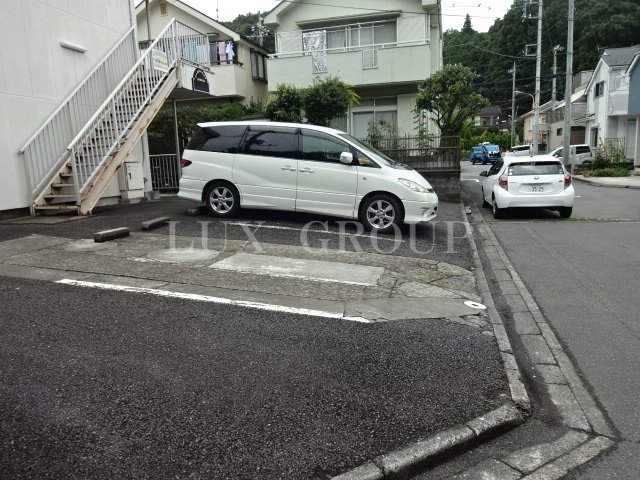 【八王子市寺田町のアパートの駐車場】