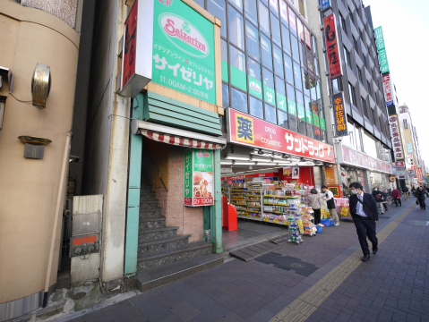 【新宿区愛住町のマンションのドラックストア】