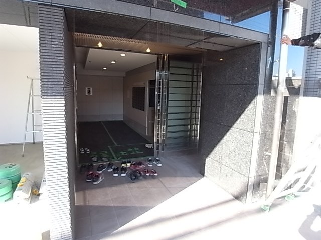 【神戸市長田区北町のマンションのエントランス】