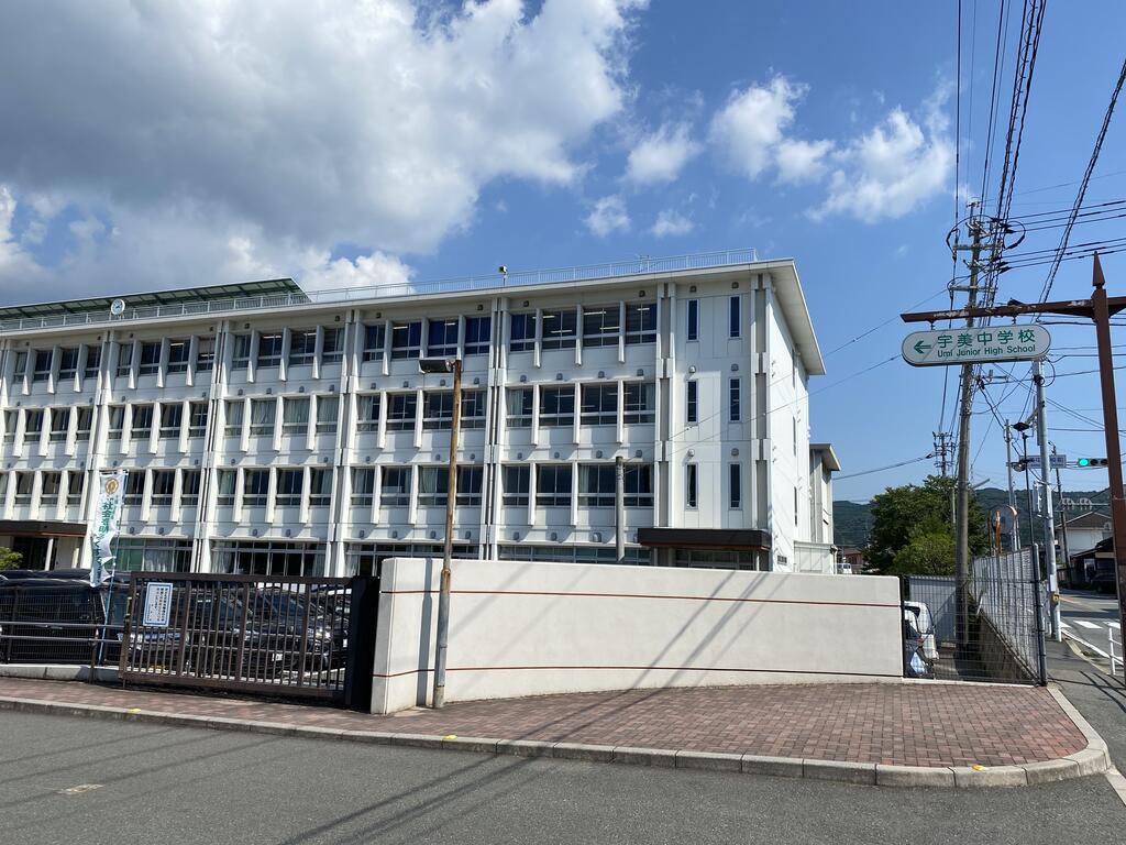 【宇美町4階建マンションの中学校】