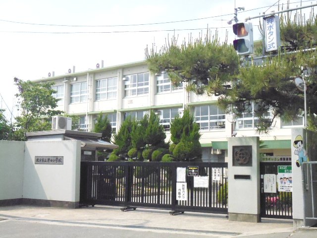 【レオハイム津田Iの小学校】