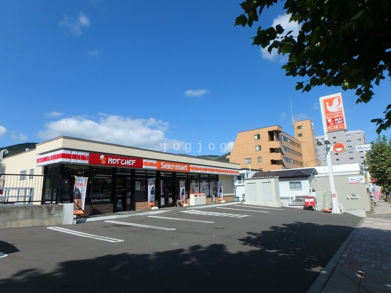 【札幌市南区真駒内本町のマンションのコンビニ】