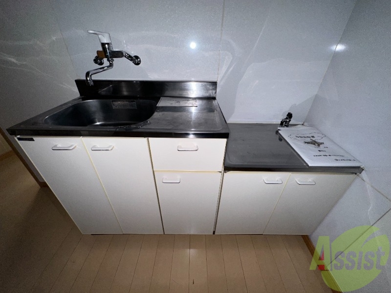 キッチン　キッチンの幅が分かるように正面から撮影しました。