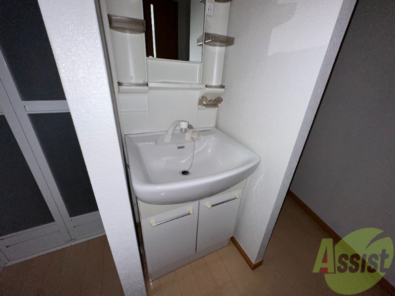 洗面設備　洗面台は独立洗面台です。毎日の身支度が楽しくなりそうですね。