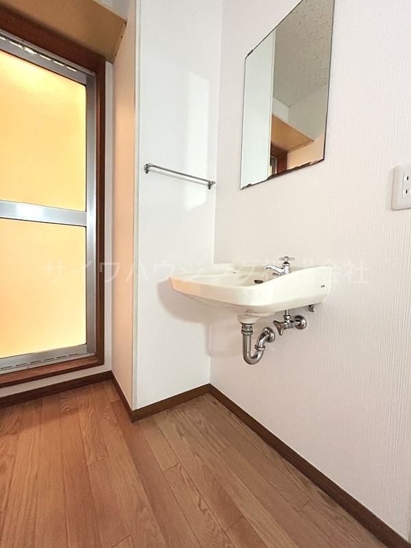 洗面設備　工事中のため、他号室の参考写真になります。