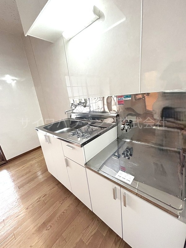 キッチン　工事中のため、他号室の参考写真になります。