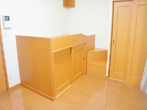 居室・リビング　ベット下と階段部分も収納スペースになってます♪