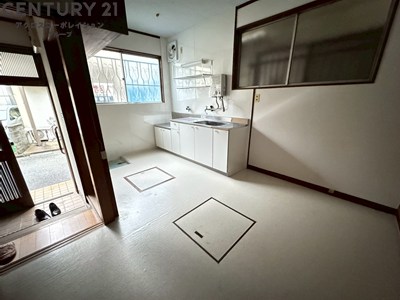 居室・リビング　木目調の柱などで落ち着いたお部屋です。