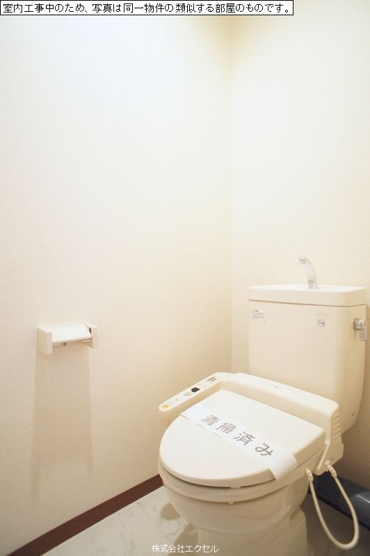 トイレ　温水洗浄便座付きのトイレです。