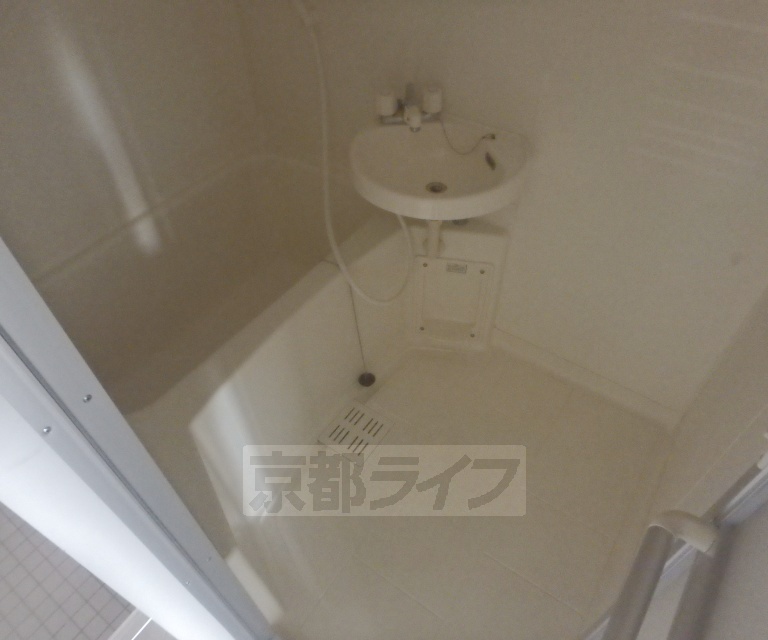 バス・シャワールーム　ユニットタイプのバスルームです。
