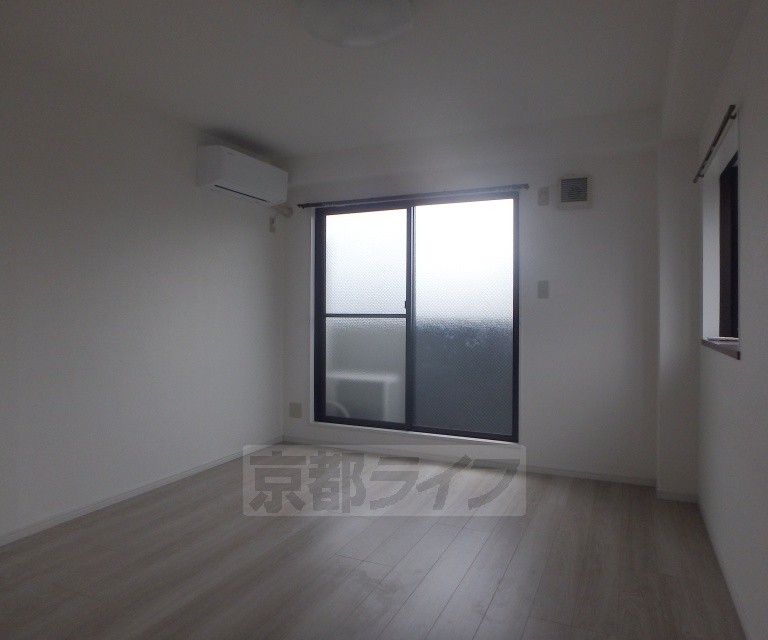 居室・リビング　日当たりのよい白を基調としたお部屋です。