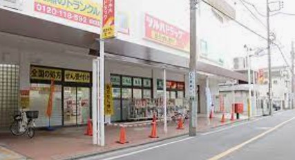 ドラックストア　調剤薬局ツルハドラッグ鶴見市場店（ドラッグストア）まで385m