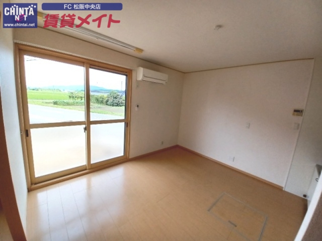 居室・リビング　同物件別室反転タイプ