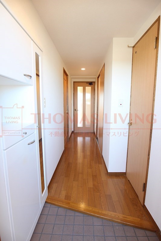 玄関　玄関から各部屋が見えないので安心です。