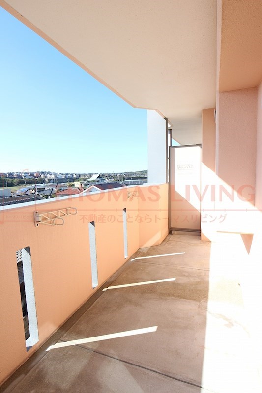 バルコニー　洗濯物をたくさん干すことができます。