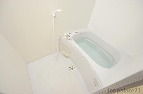 バス・シャワールーム　バス・トイレ別です。仕様が異なる場合があります。