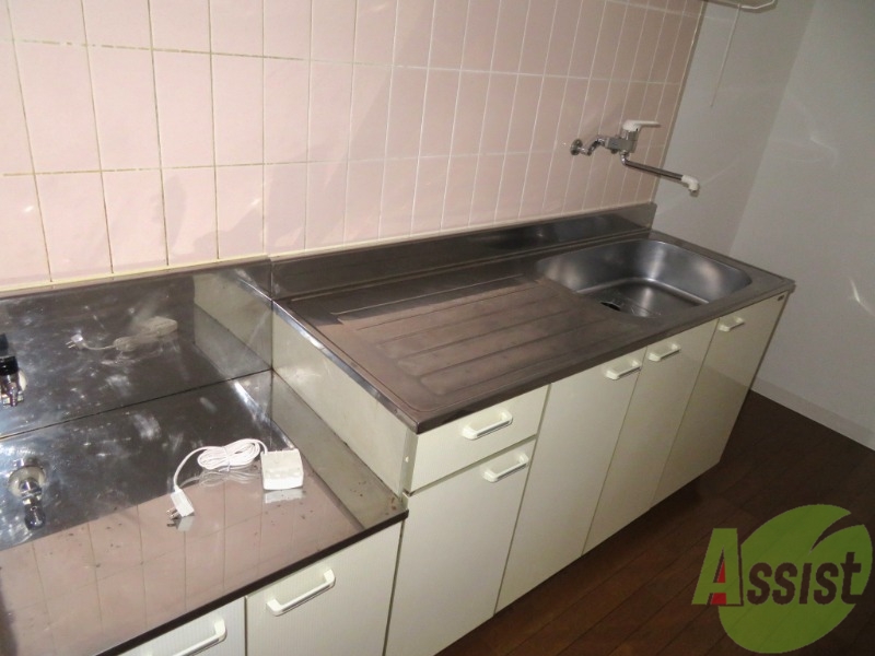 キッチン　調理スペースも広く、冷蔵庫や棚も問題なく置けそうですね。