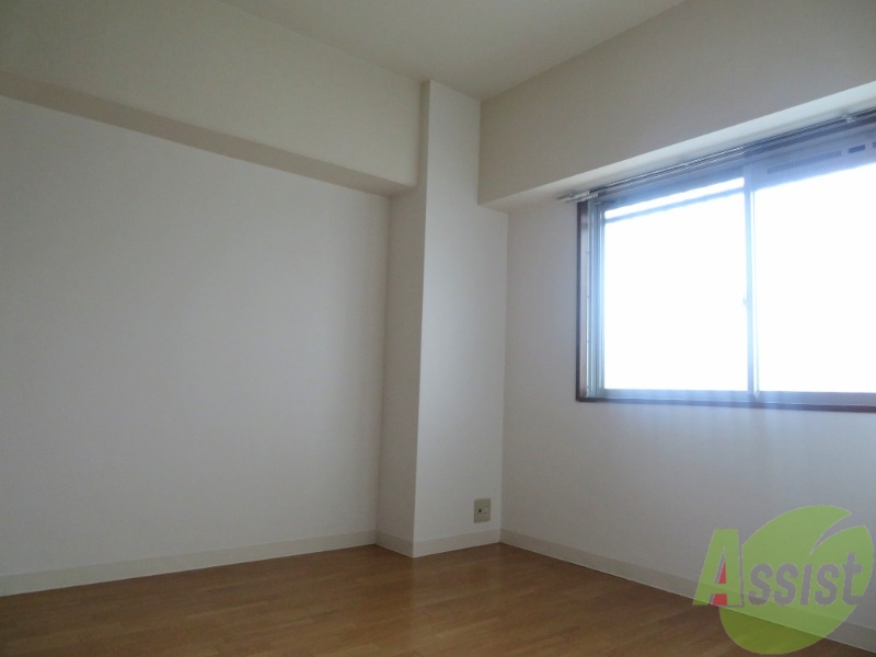 その他部屋・スペース　寝室としてもスペースに余裕があり、陽当たりが良いですね。