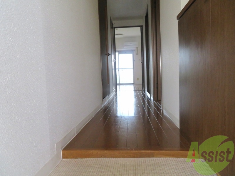 玄関　モノトーンの内装はシンプルで綺麗に見えますね。