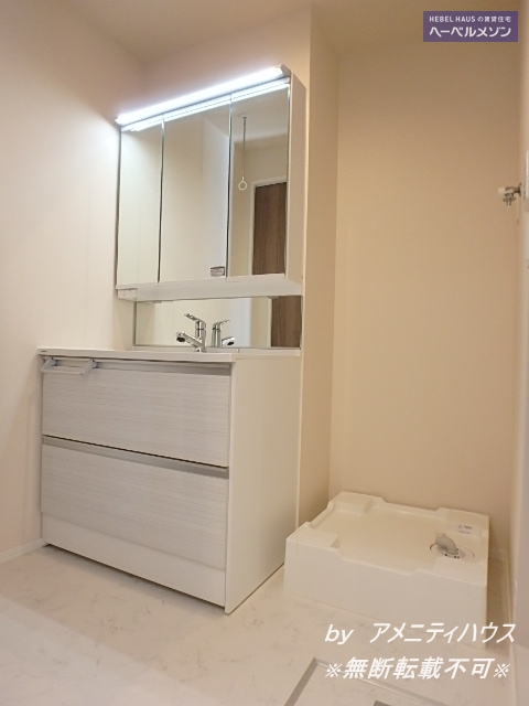 洗面設備　●朝の準備もラクラク　快適な独立洗面スペースあり。