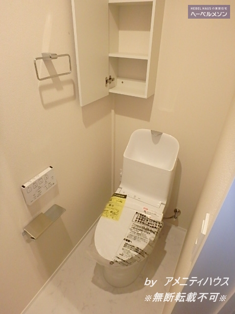 トイレ　●温水洗浄暖房便座付きの快適なトイレスペース。